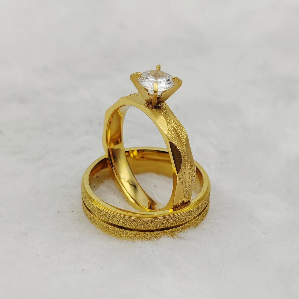 Женское кольцо с крупными камнями покрытое 24-каратным золотом