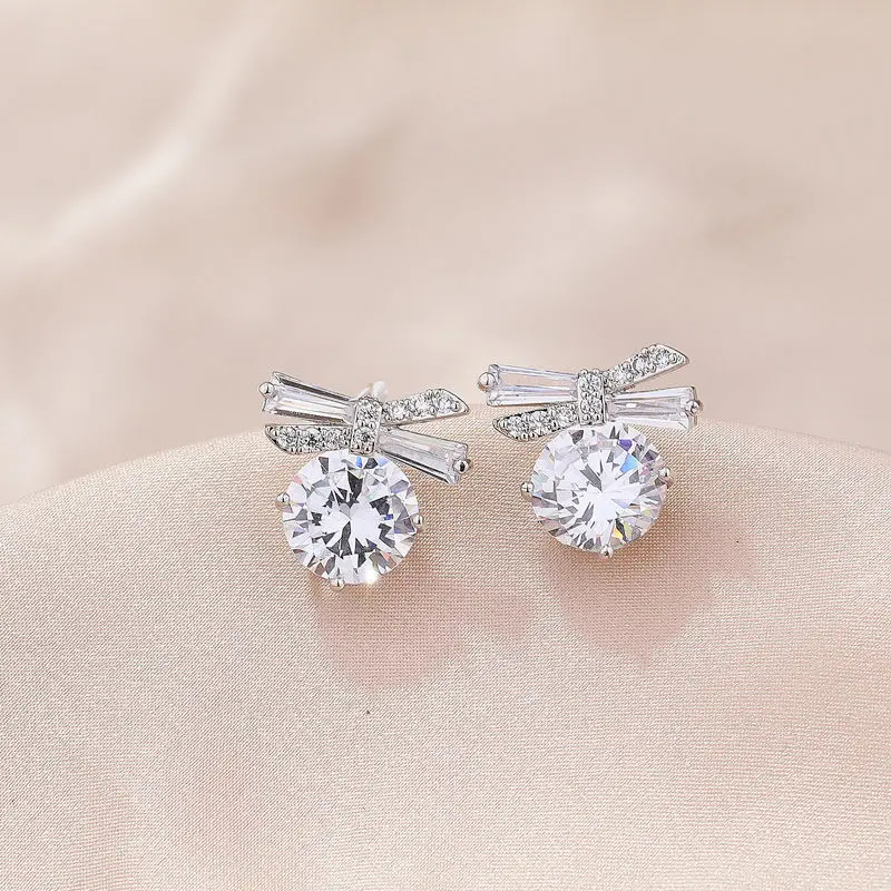 

2022 New Fashion Crystal Column Rhinestone Earrings for Woman Sparkle Rhinestone Stud Earrings Wedding Jewelry Wholesale Gift