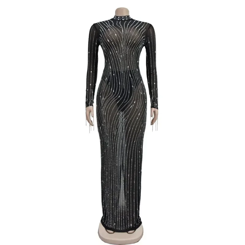 Блестящее серебряное прозрачное длинное платье с большими стразами вечернее для