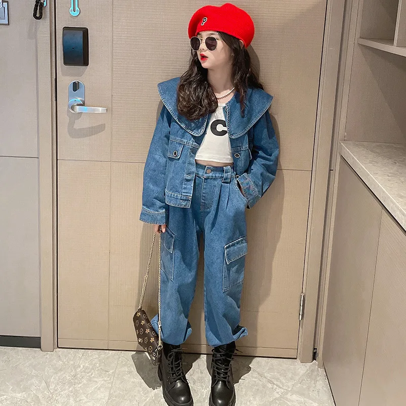 

Джинсовая куртка с большим воротником и джинсы с карманами, на возраст 6-14 лет