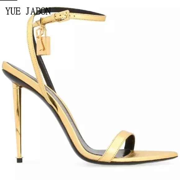 

Пикантные женские сандалии с острым носком на тонком высоком каблуке, женские сандалии с открытым носком и металлической подвеской, роскошные дизайнерские туфли на шпильке, летняя Классическая обувь