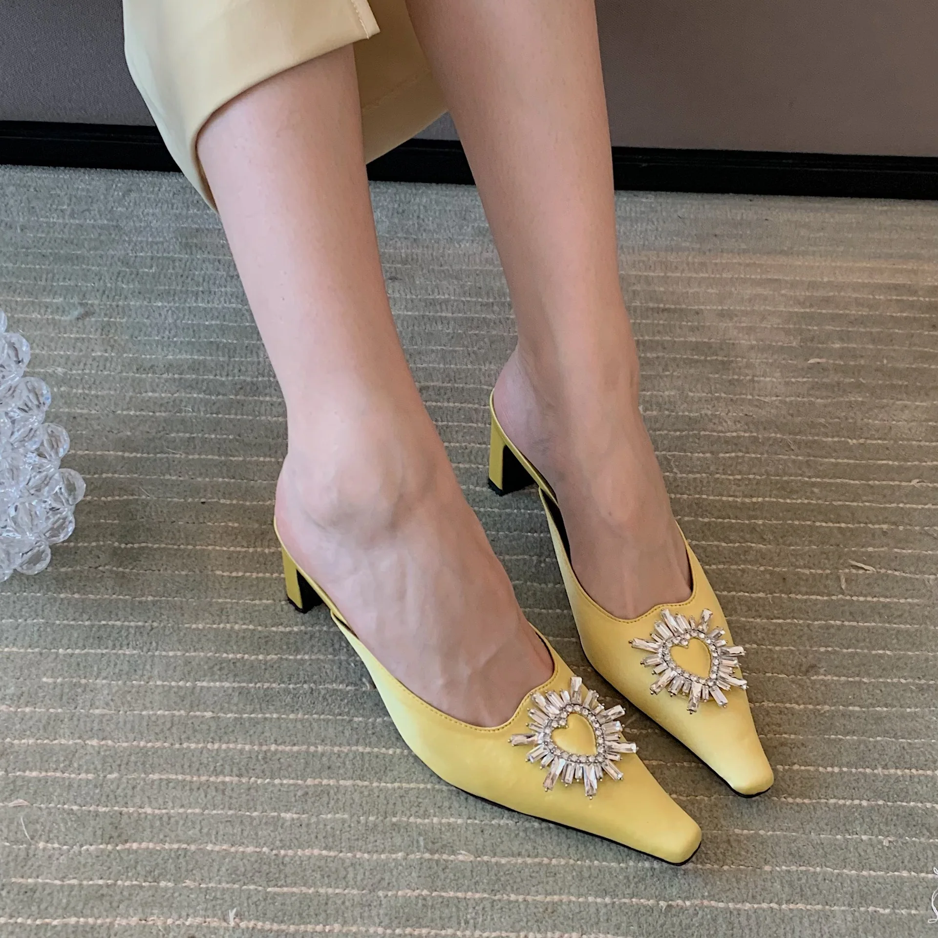 

Женские блестящие шлепанцы, повседневные шлепанцы на низком квадратном каблуке, слиперы, роскошные желейные туфли на квадратном каблуке, ...