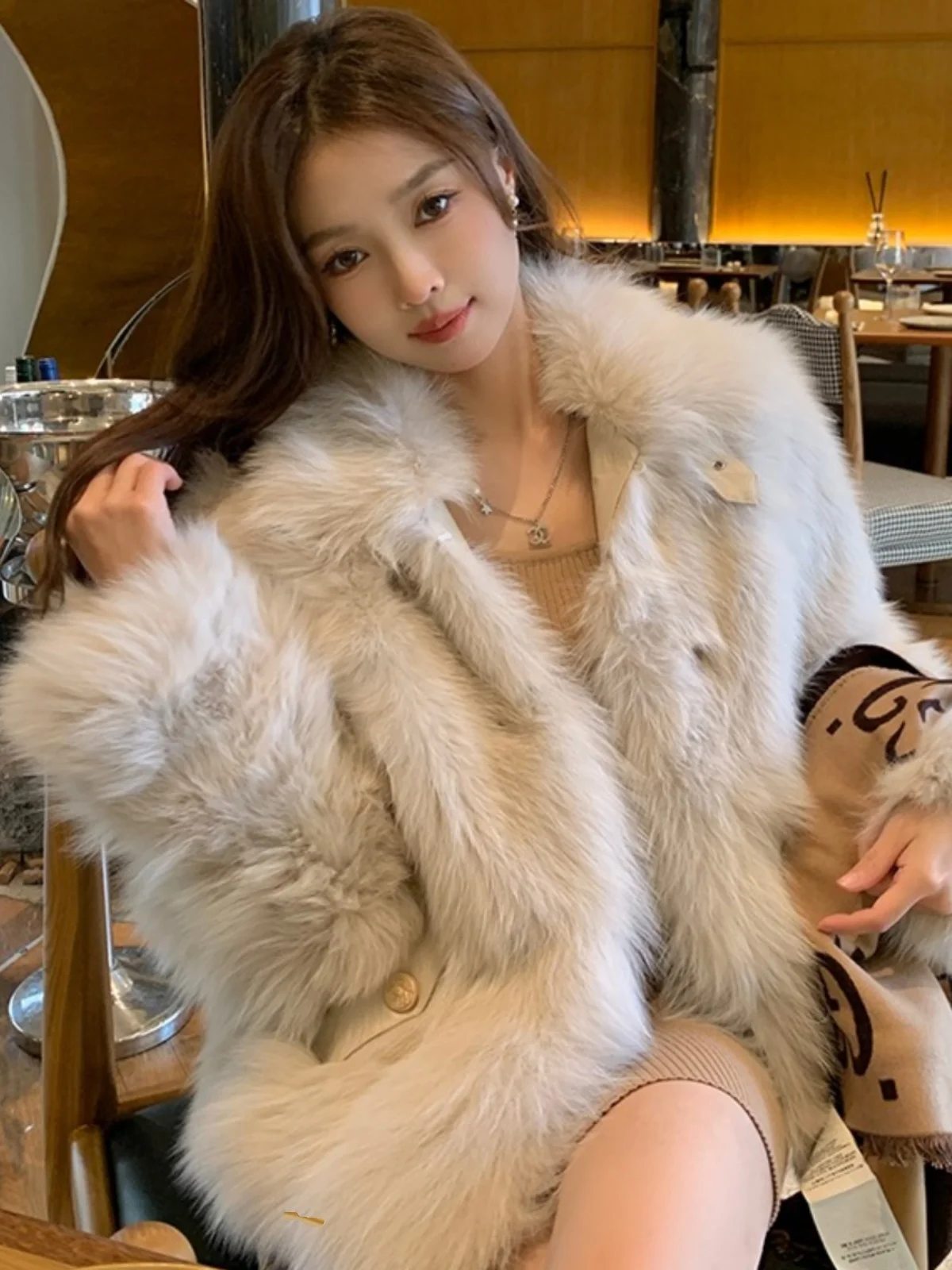 Верхняя одежда из лисьего меха для женщин 2024 зимняя новая мода популярное