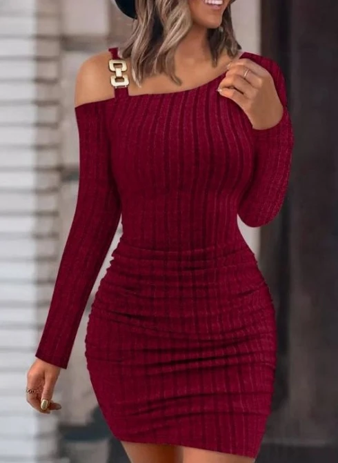 

2023 Autumn Casual Commuting Metal Buckle Diagonal Shoulder Collar Tight Fitting Buttocks Slim Fitting Sexy Long Sleeved Dress