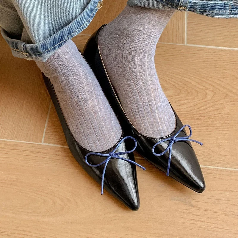 Серебряные туфли-лодочки из лакированной кожи на низком каблуке с