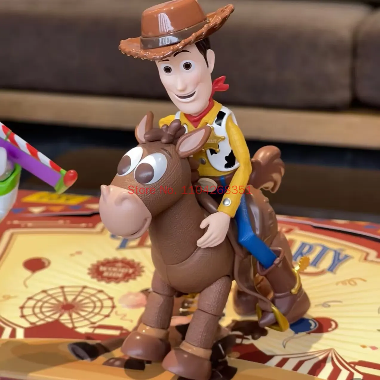 Фото Коллекционная фигурка Toptoy Disney Toy Story: Базз Лайтер к 30-летию, серия Playful Party, модель персонажа, подарок №2