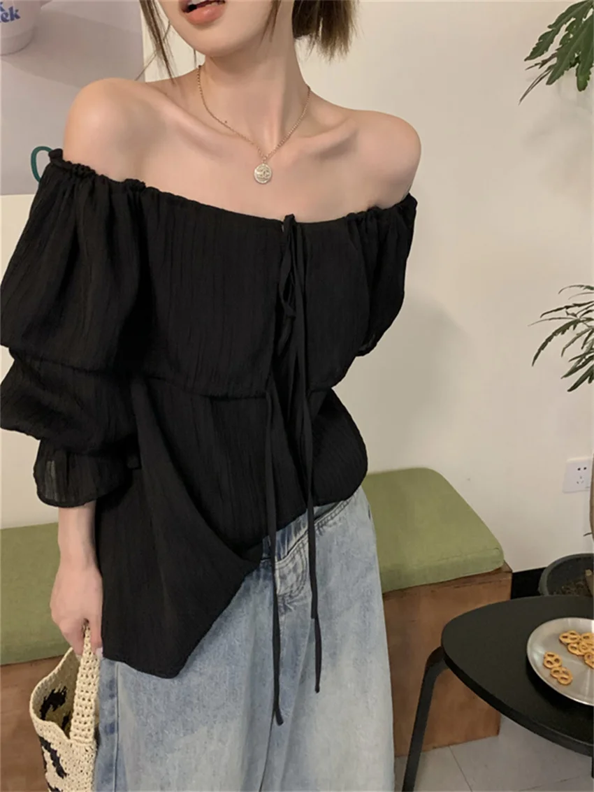 Женская блузка с вырезом лодочкой открытыми плечами и оборками