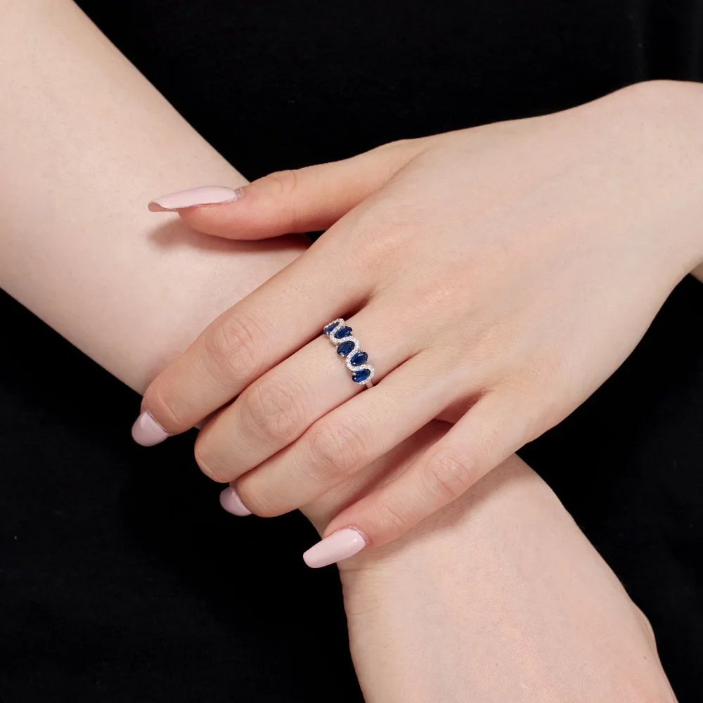 Кольцо женское из серебра 100% пробы с овальным сапфиром