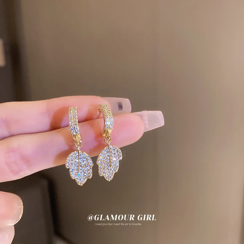 

In 2022, The New Silver Needle Zircon Leaf Earrings Became Popular On Internet. East Gate Has A High-grade Temperament.