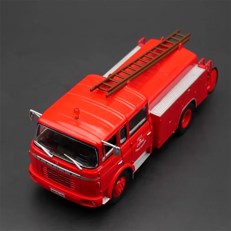 Модель французского пожарного самолета Berliet GAK 17 в масштабе 1:43 модель готовой