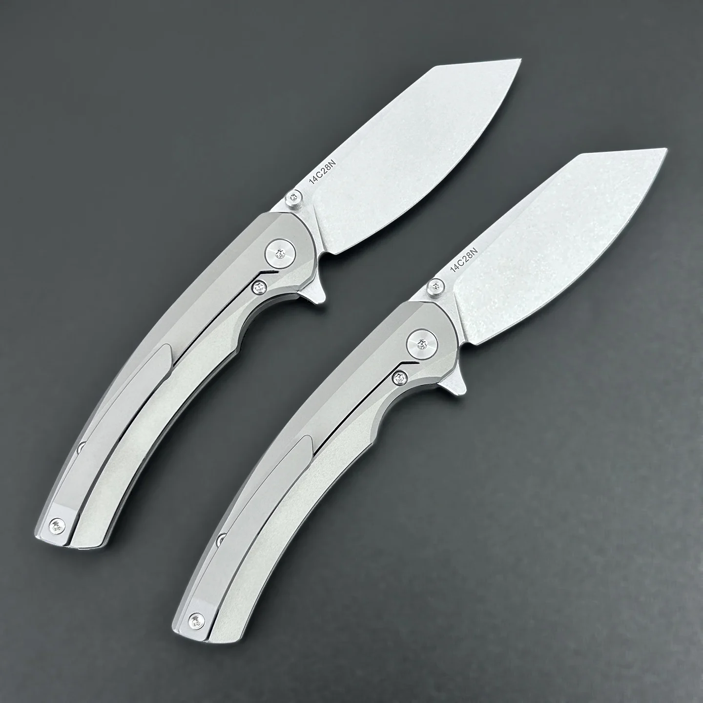 Фото Складной нож QK Original Design Gray‑Owl с клинком из стали 14C28N с обработкой Stone Washed и рукоятью из титана TC4 с пескоструйной обработкой, инструмент для кемпинга, кухни и повседневного использования. №2