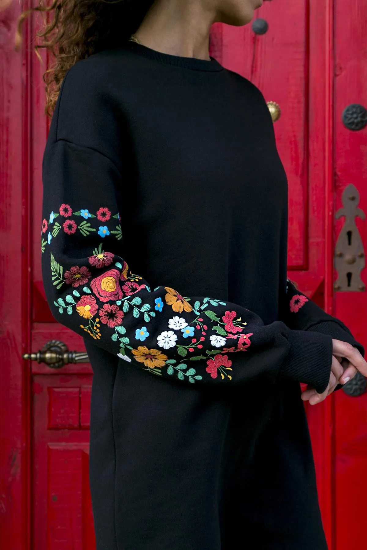 Женское платье-свитер с цветочным принтом длинным рукавом и круглым вырезом