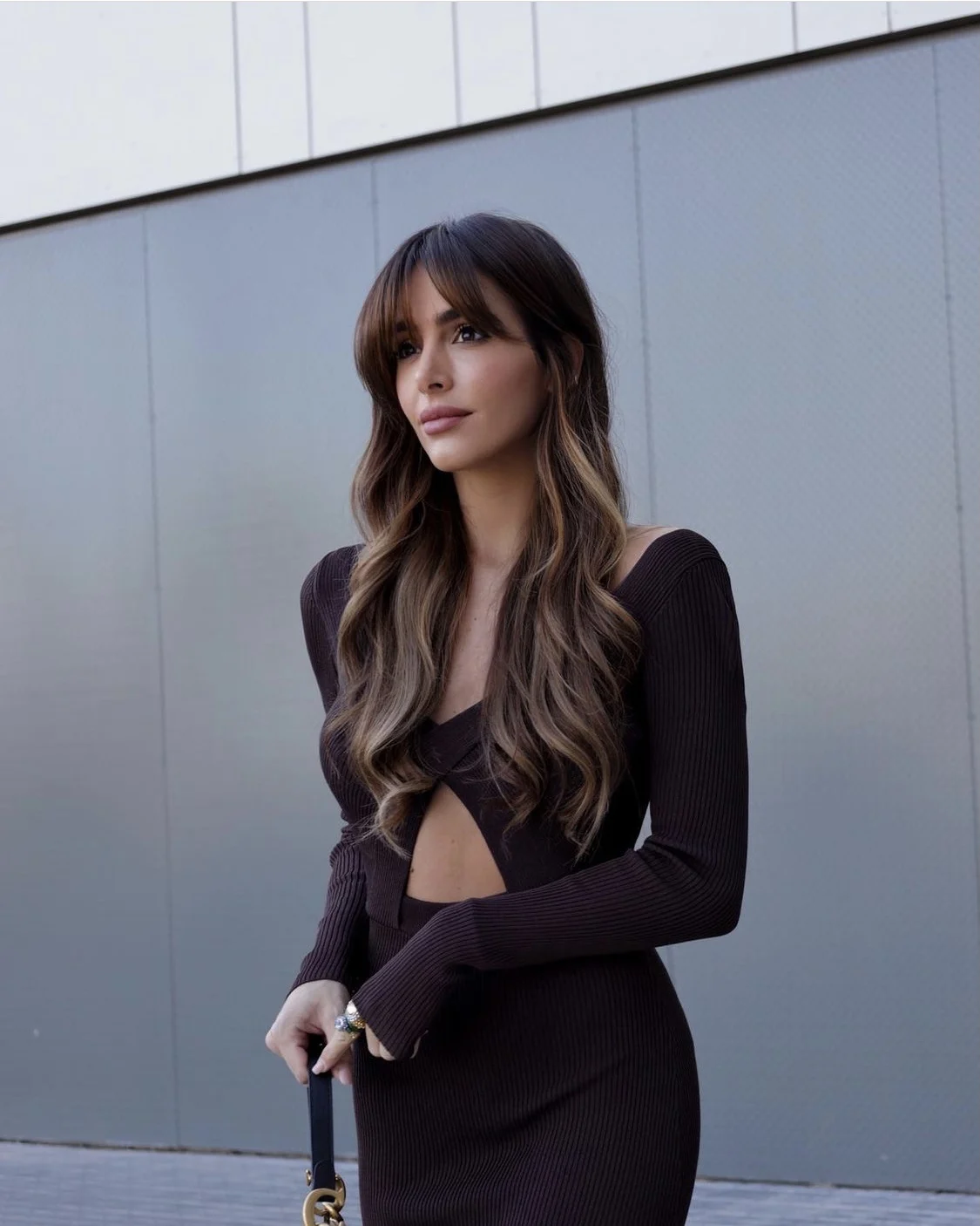 

Женское трикотажное платье миди с V-образным вырезом и вырезами по бокам