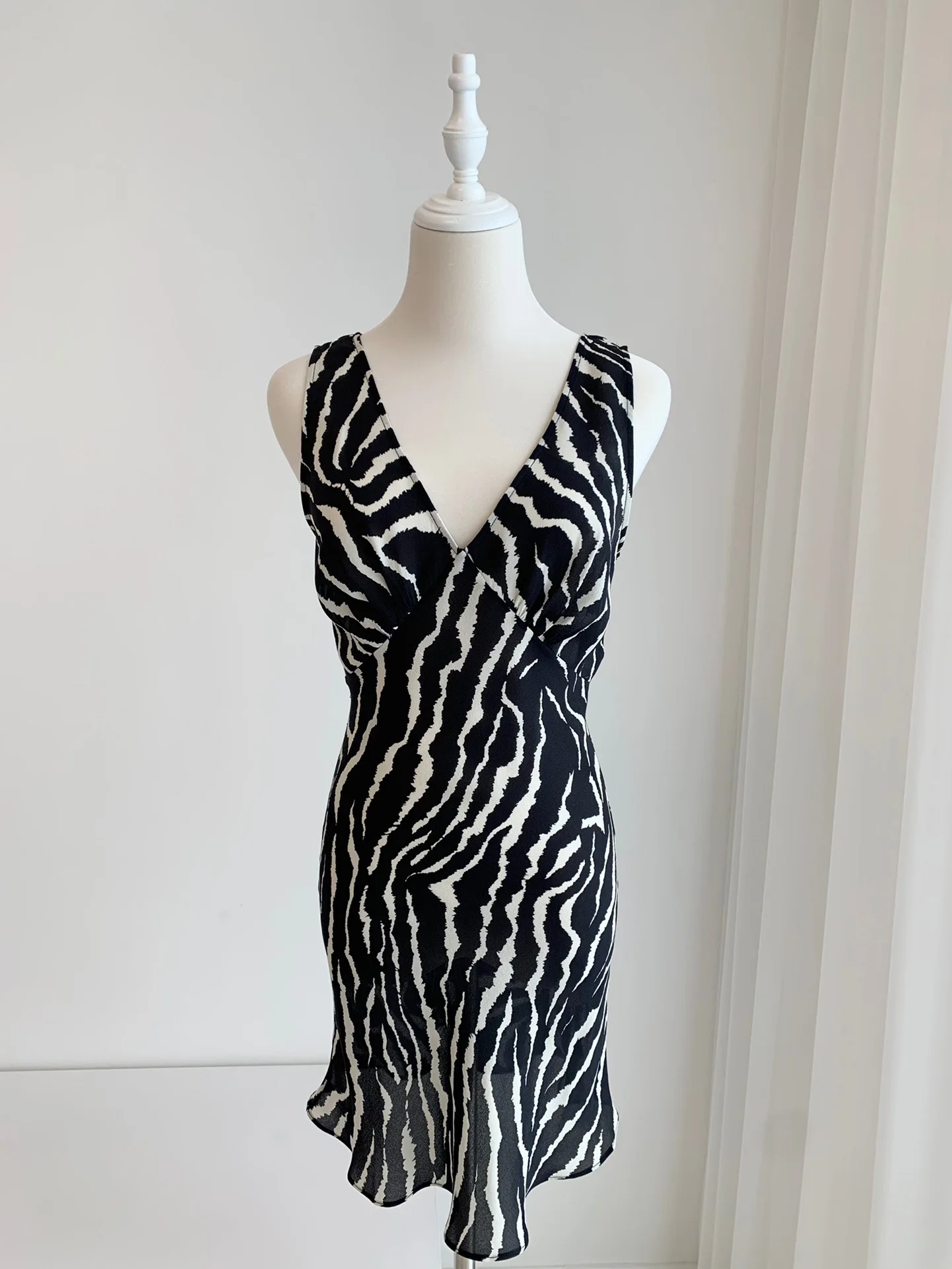 

Women Abstract Print V-Neck Sleeveless Beach Style Silk Mini Dress