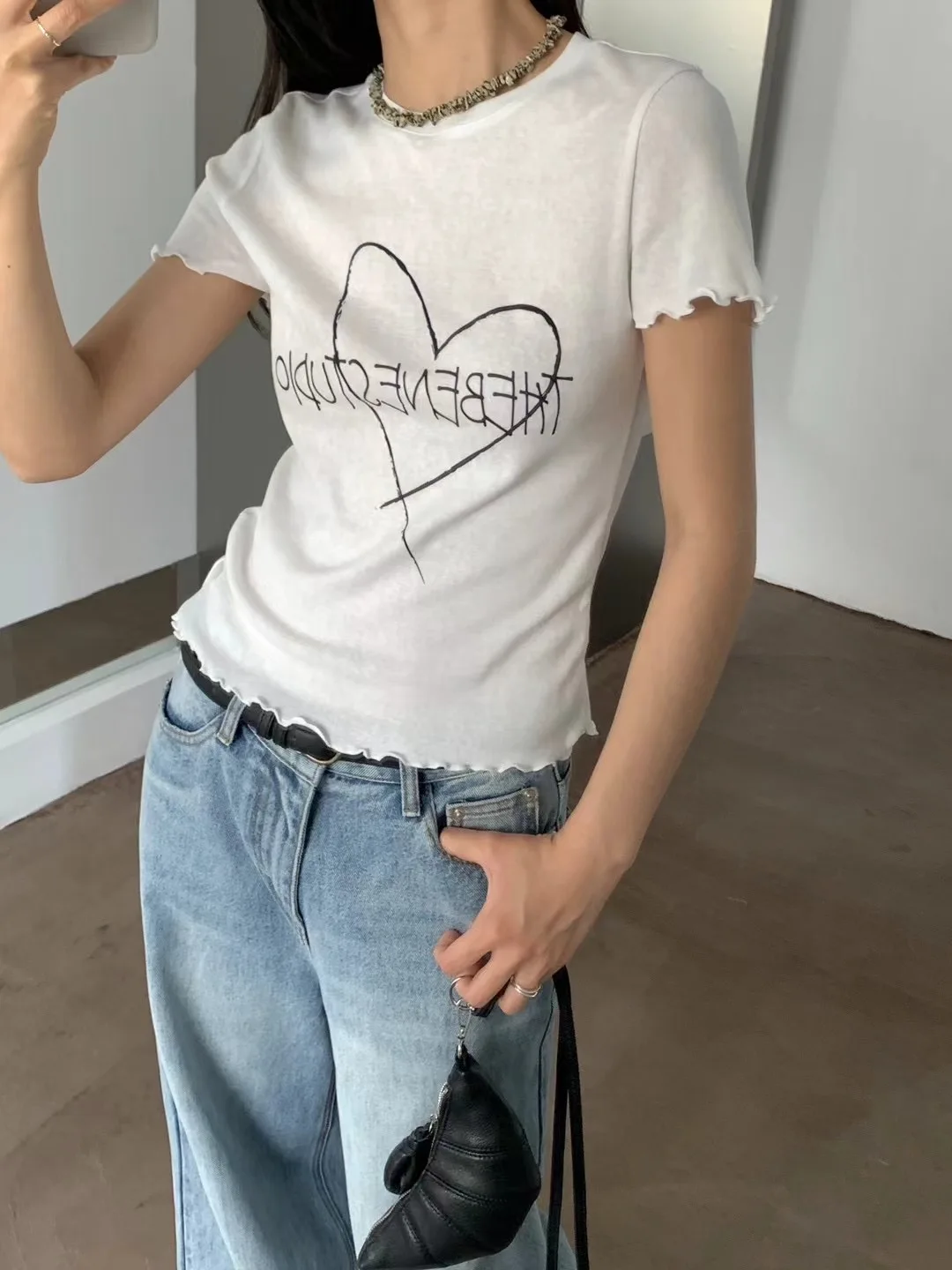 Женская футболка с коротким рукавом надписью на деревянном ухе