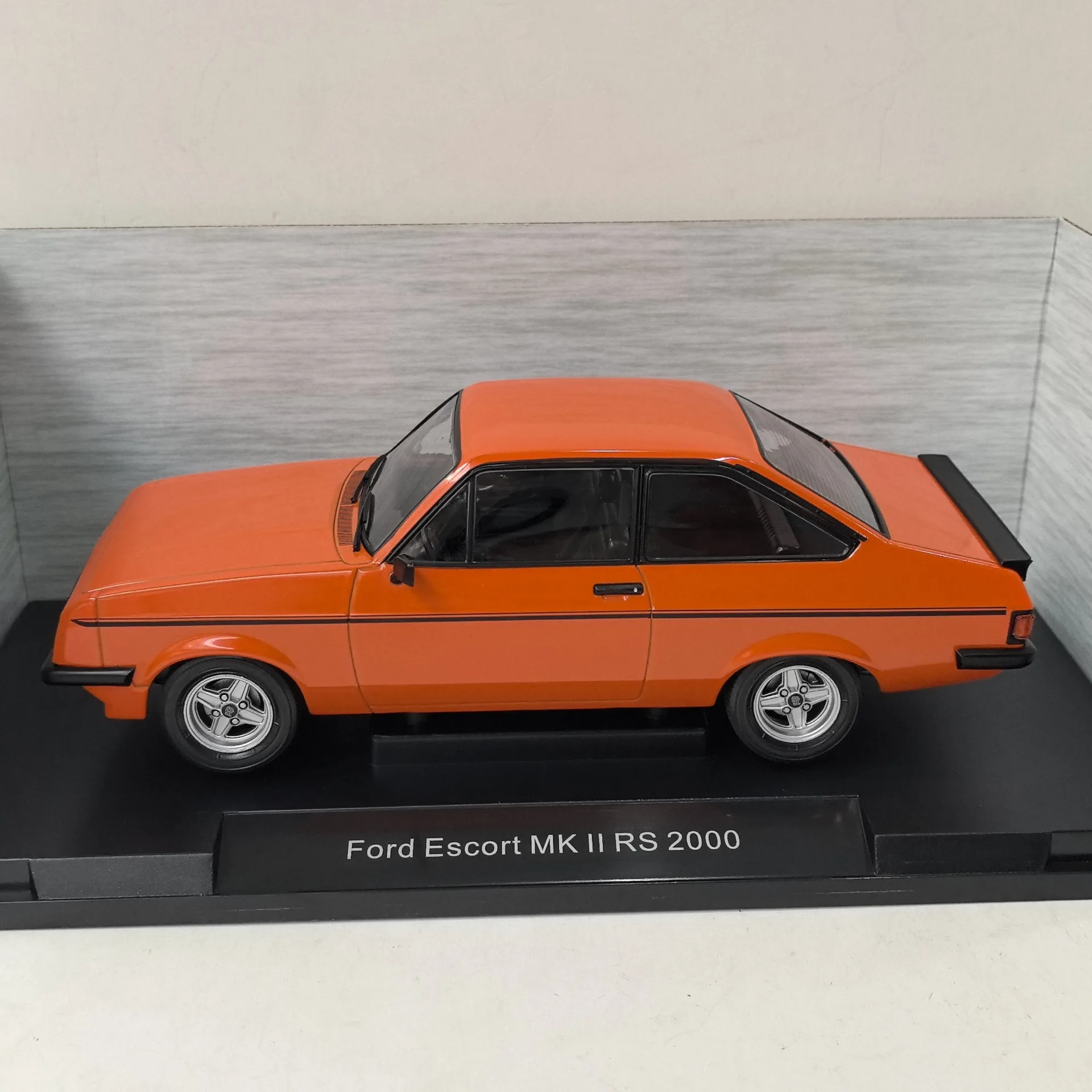 Фото Модель автомобиля FORD ESCORT MKII RS 2000 O2 из литого металла, масштаб 1/18. №3
