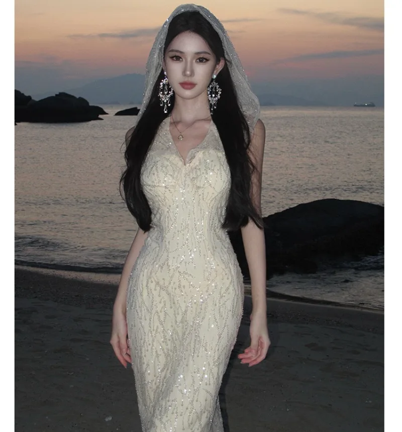 Абрикосовое сетчатое платье с капюшоном женское расклешенное пайетками