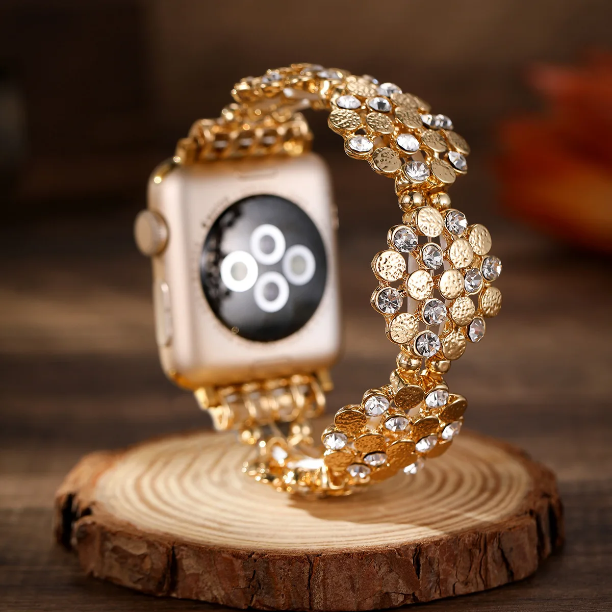 Фото Модные ремешки для Apple Watch оптом по выгодной цене: круглые ремешки с цветами из страз для iWatch 12, 11, 10, 9, 8, 7 №1