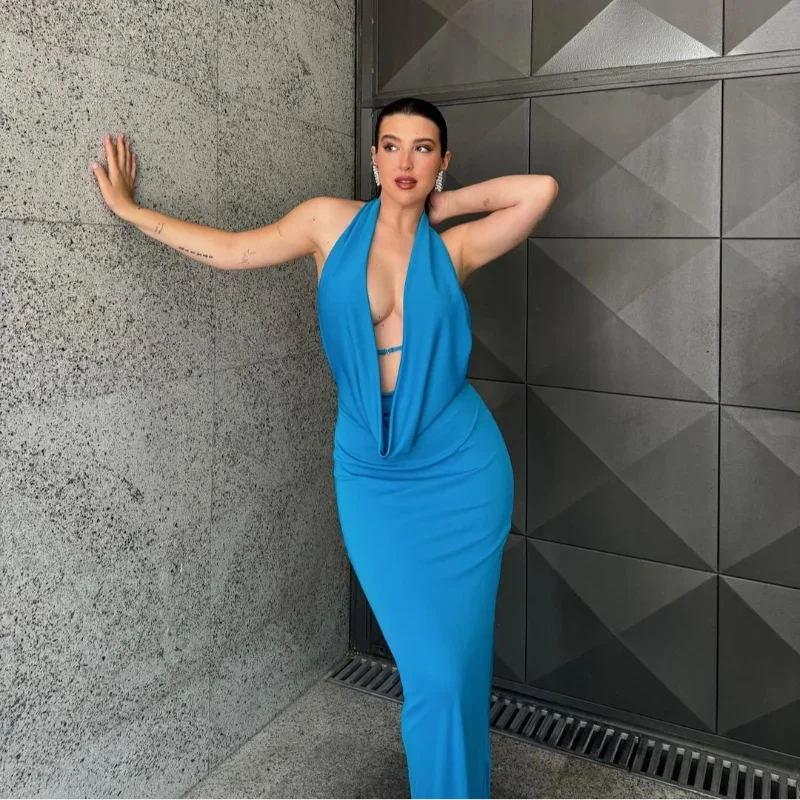 Женское длинное платье без рукавов с открытой спиной и лямкой на шее