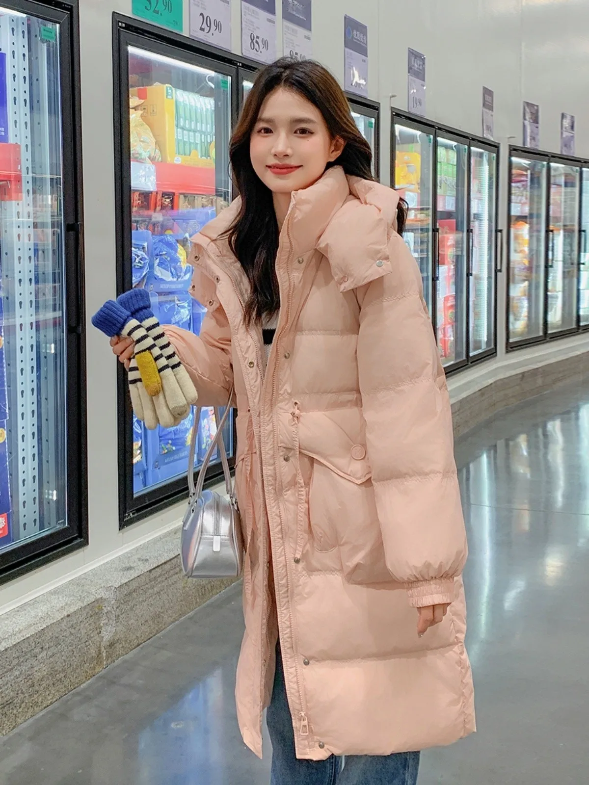 Розовый пуховик с милым капюшоном женский средней длины зима 2024 новый дизайн