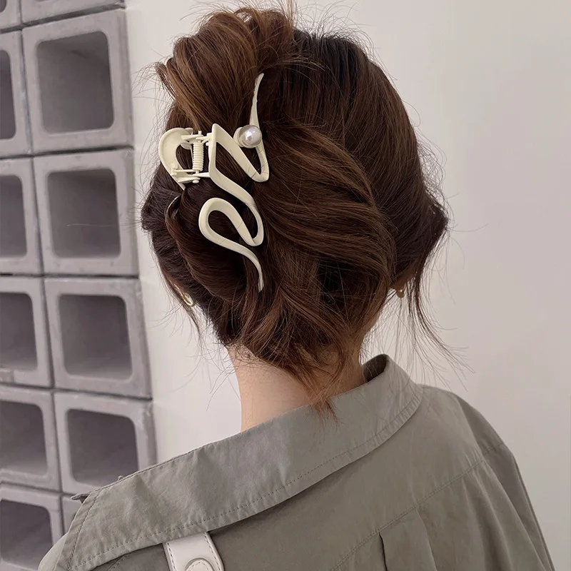 

Vintage Large Wave Hair Claw Hairpin Frosted Plastic Hair Clip Shark Claw Clip Headdress Women Girls Fashion Hair Accessories