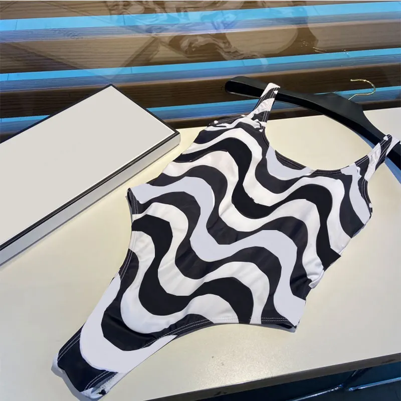 

Большая распродажа 2022! Более дешевая акция, женский новый слитный купальник с буквенным принтом красного цвета, больше вариантов