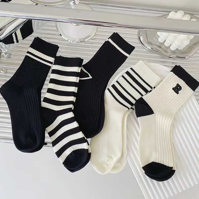 Men's and women's striped Rword casual sports socks breathable sweat absorbing cotton socks black and white color blocking style