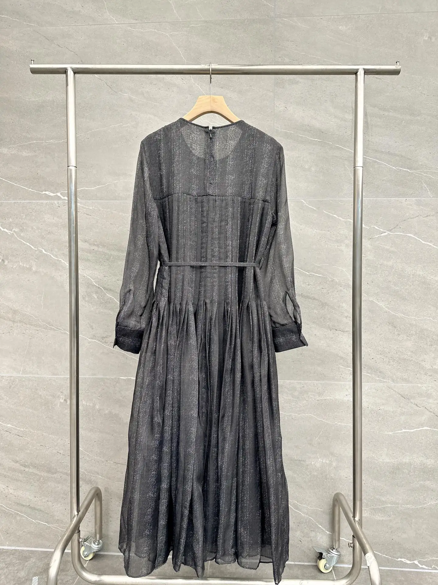 

Dress double silk three-dimensional cutting lines neat and clean