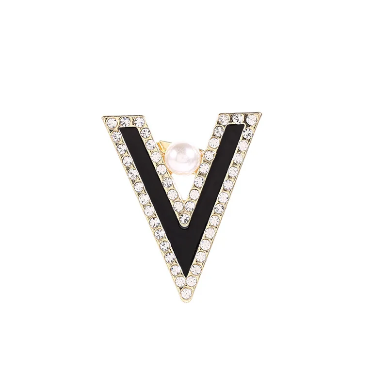 

High-end Pearl Letter V Brooch Enamel Crystal Lapel Pins and Brooches for Women Fashion Scarf Buckle Badge Clothing Accessories
