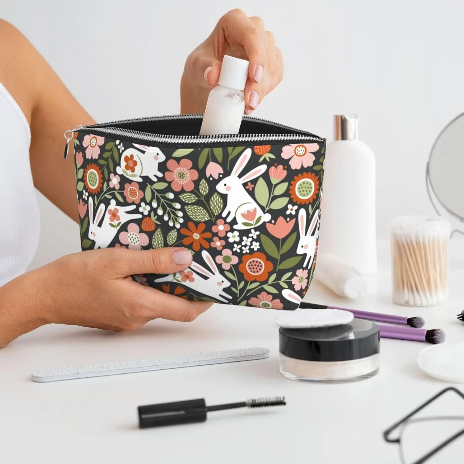 Женская косметичка с кроликами на цветочным принтом дорожный размер туалетные