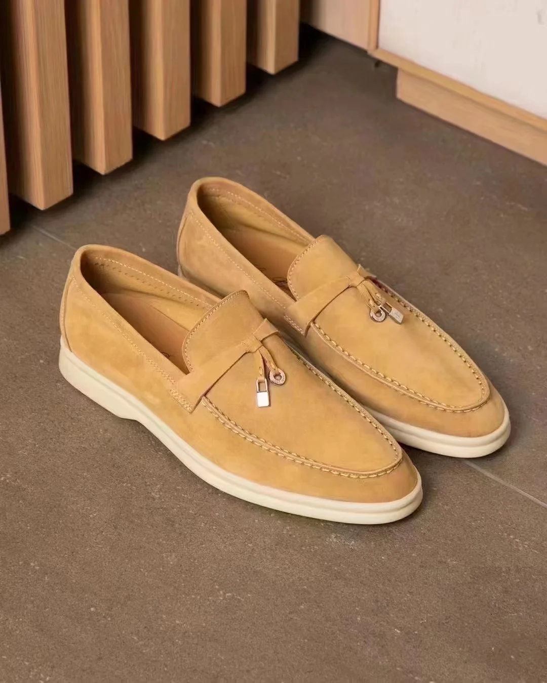 

TOP Quality LP 2022 Spring Autumn new leather solid color suede flat new hardware pendant Ladies delicate loafer Shoes