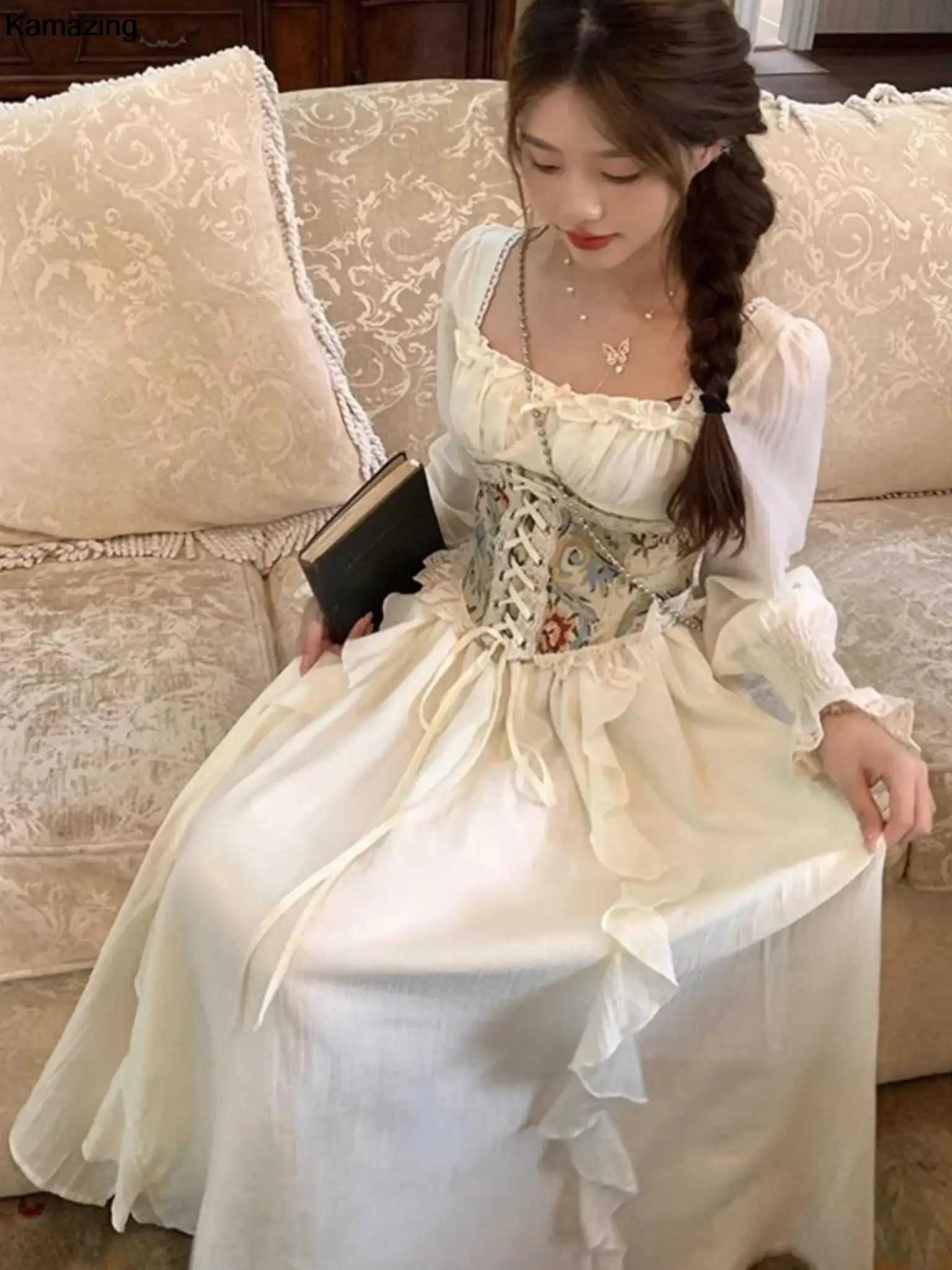 Винтажное платье-корсет средней длины в европейском стиле