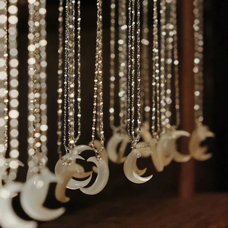 

Luxury Shell White Moon Pendant Necklaces Fashion Collarbone Chain Necklace for Women