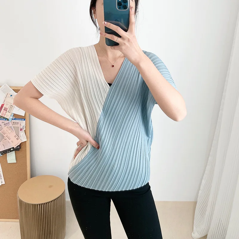 

2022 summer new women's short-sleeved t-shirt women's loose contrast color Miyake pleated top v-neck shirt