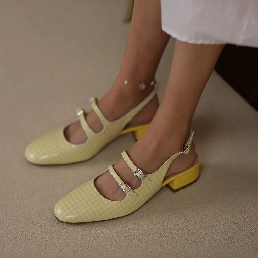 Туфли-лодочки женские на низком каблуке с ремешком и пряжкой |