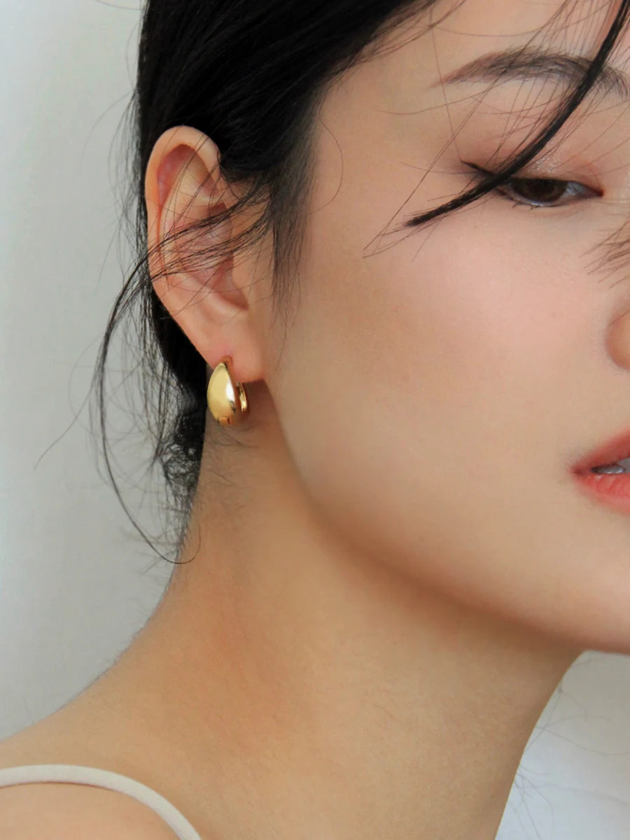 Южная Корея Ретро Ins Cold Sle Chic Чрезвычайно простые мини-серьги с пряжкой для ушей
