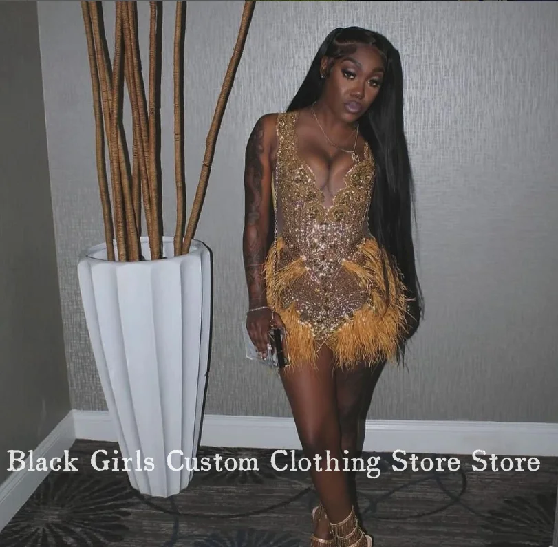 Роскошное короткое коктейльное платье золотого цвета со стразами 2024 для черных