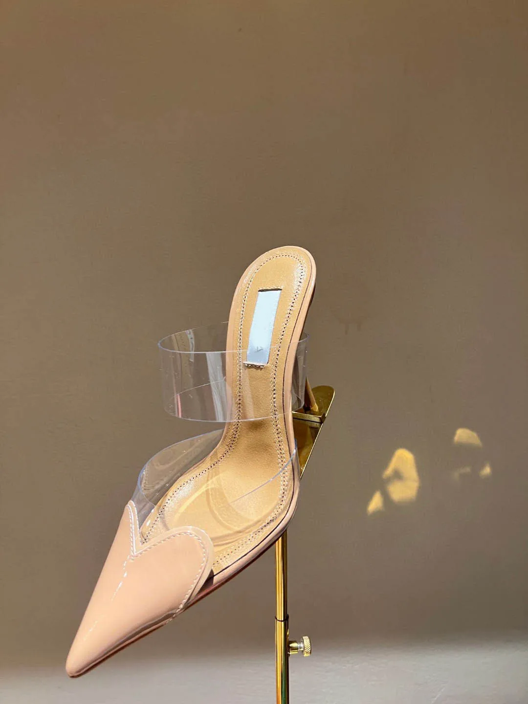 Рисунок 6 - Женские туфли-тапки Love на высоком каблуке