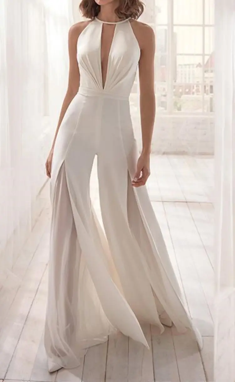 Женский комбинезон с глубоким V-образным вырезом и открытой спиной |