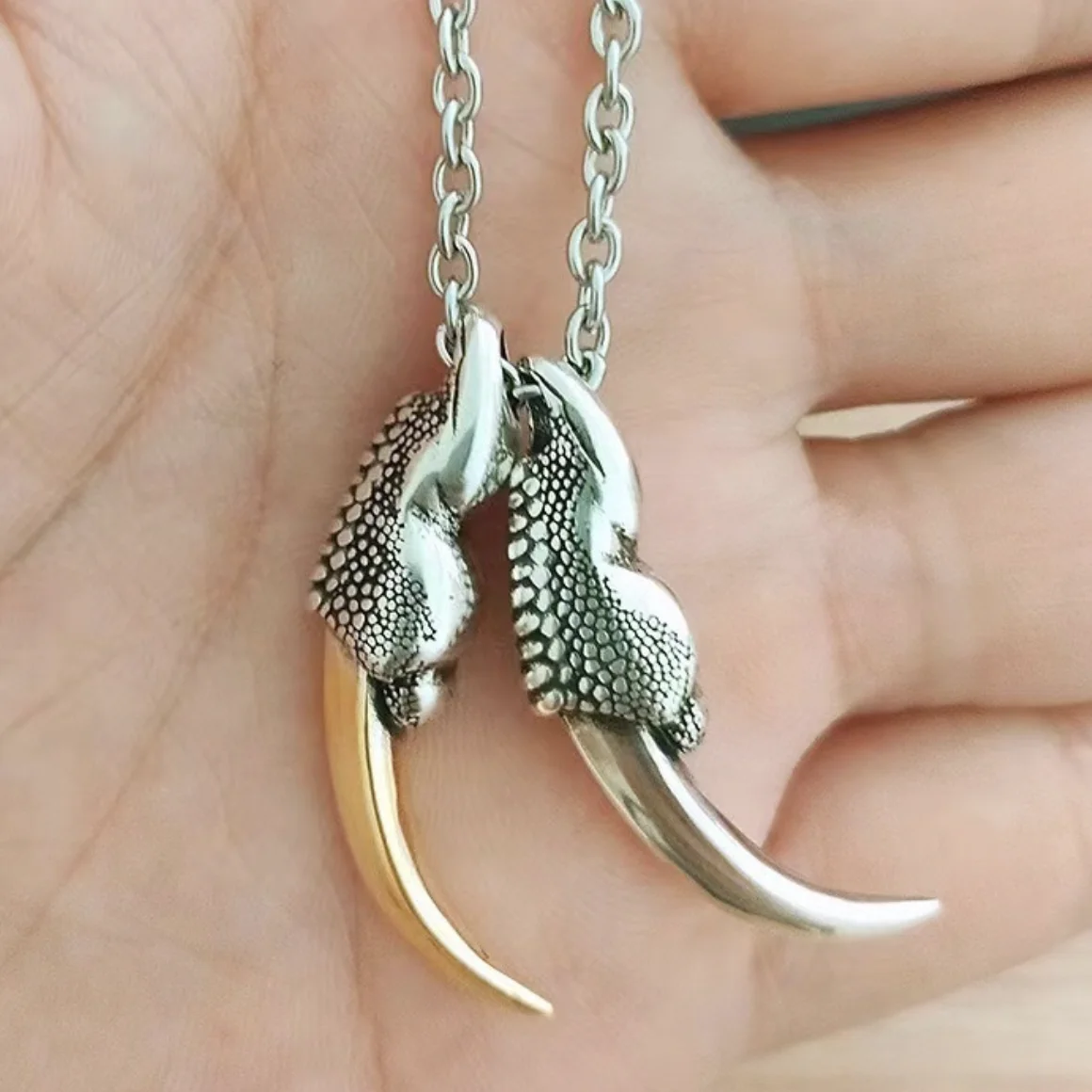 

Retro accessories Thai silver dragon claw pendant necklace for men, fashion jewelry domineering wolf teeth tide men's chain