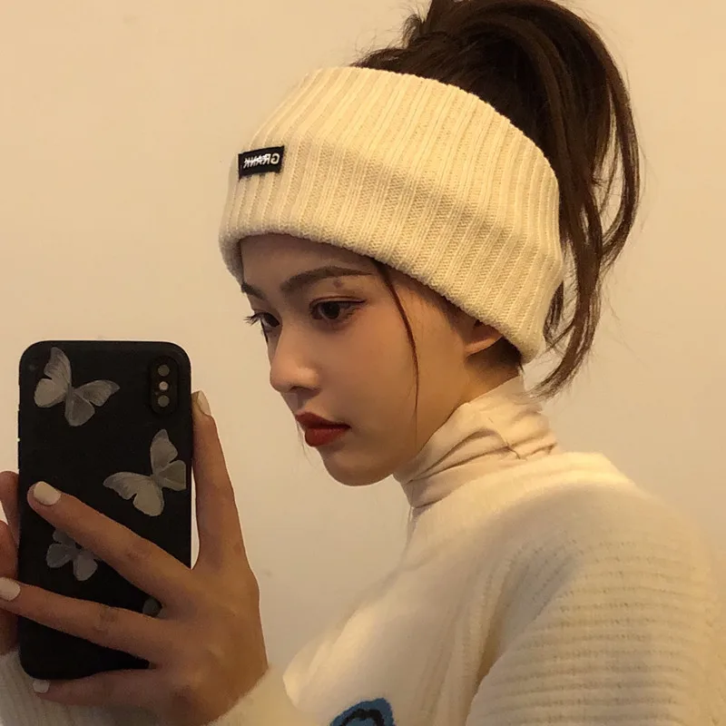 

Бандана Женская трикотажная универсальная с красными буквами на осень и зиму