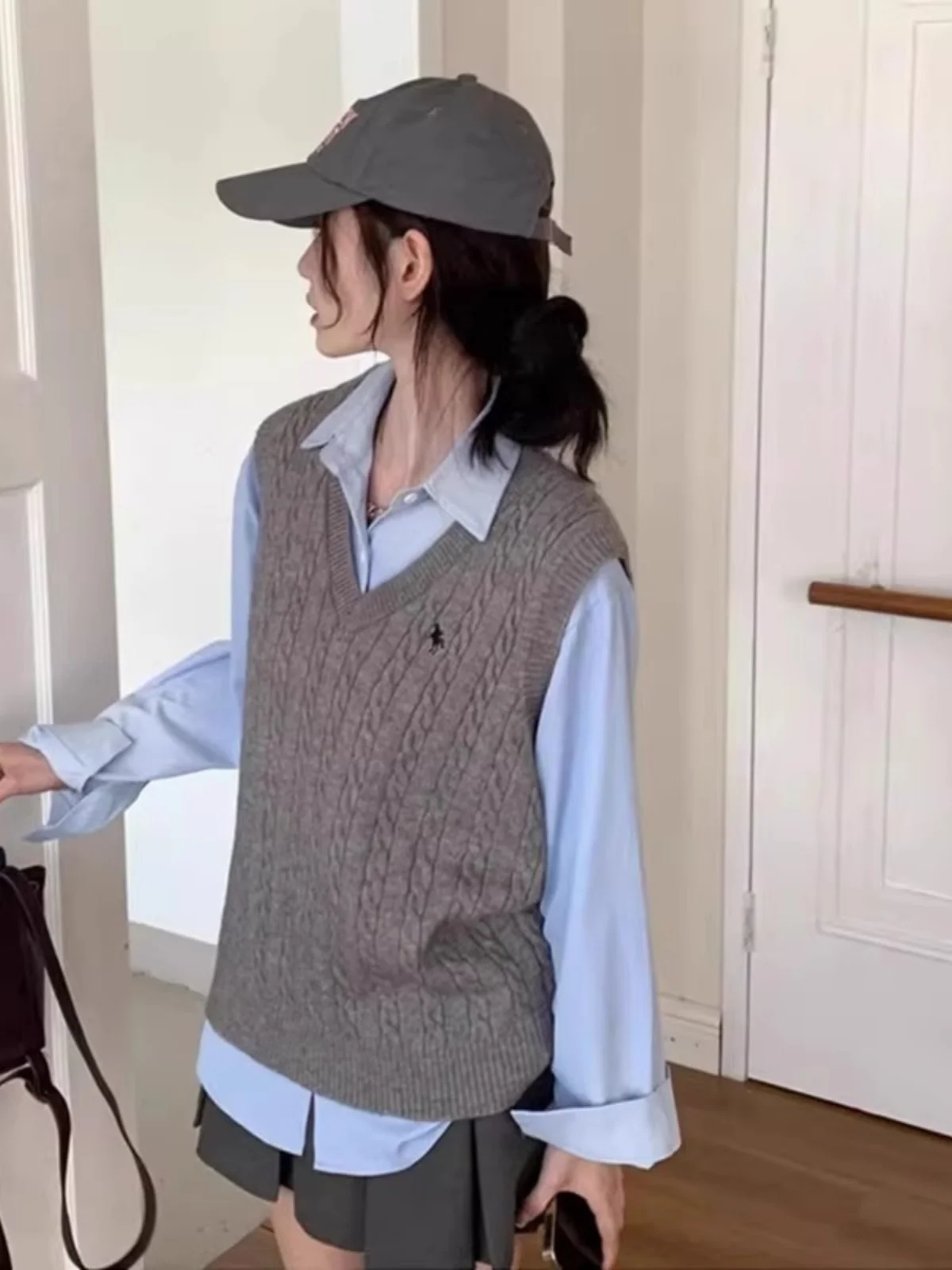 Серый уличный свитер с v-образным вырезом и вышивкой женский осенний маленький