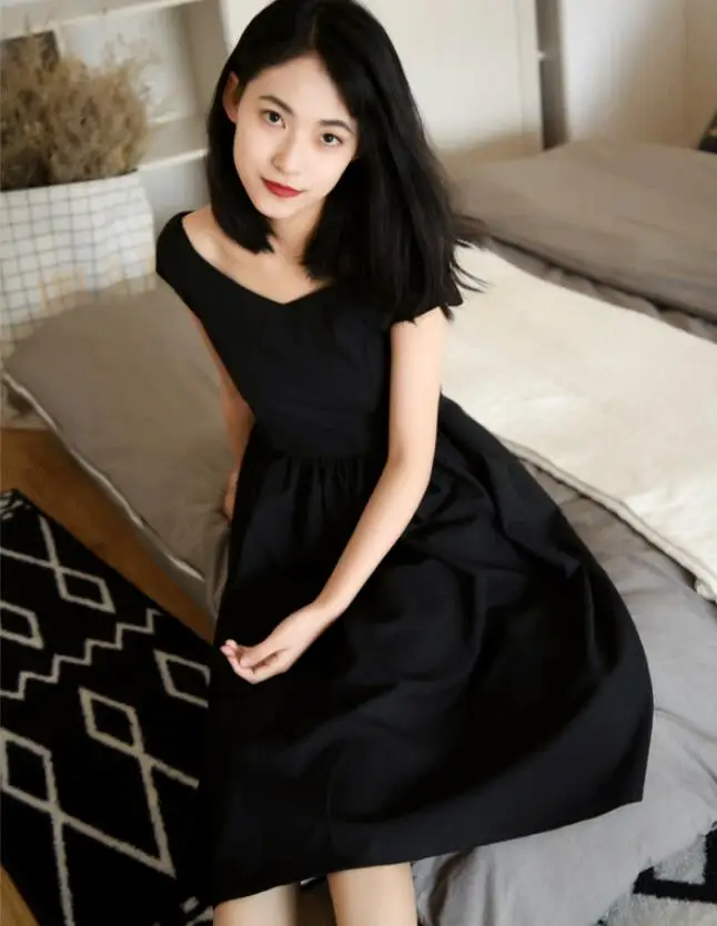 Винтажное платье в стиле Хепберн 50-60-х годов черное с коротким рукавом V-образным