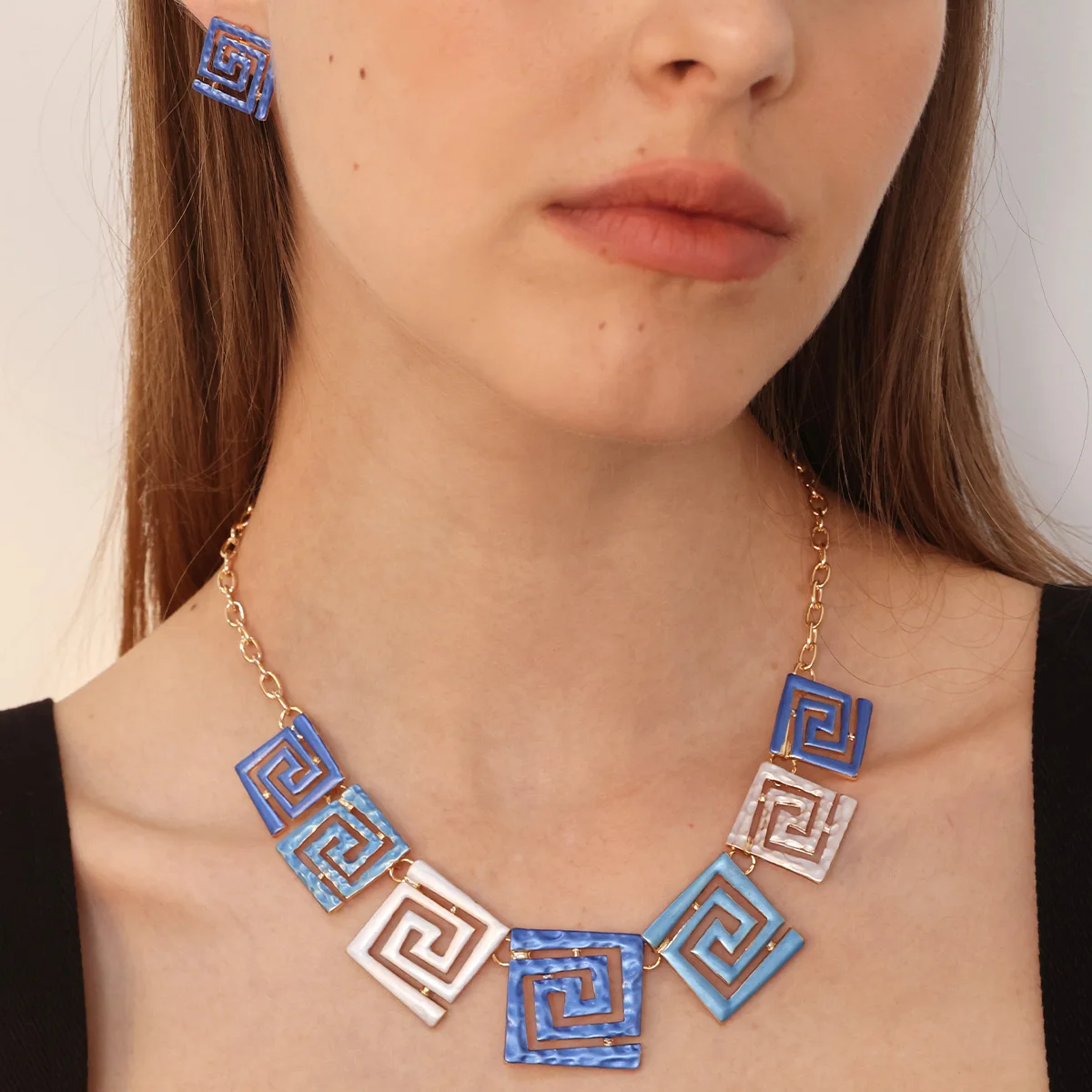 Комплект из ожерелья и серег с квадратными вставками