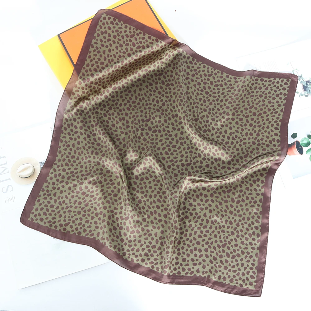 Шелковый шарф с леопардовым принтом 70x70 см