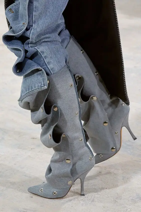 Джинсовые сапоги до колена с острым носком и пряжкой уникальные морщинистые