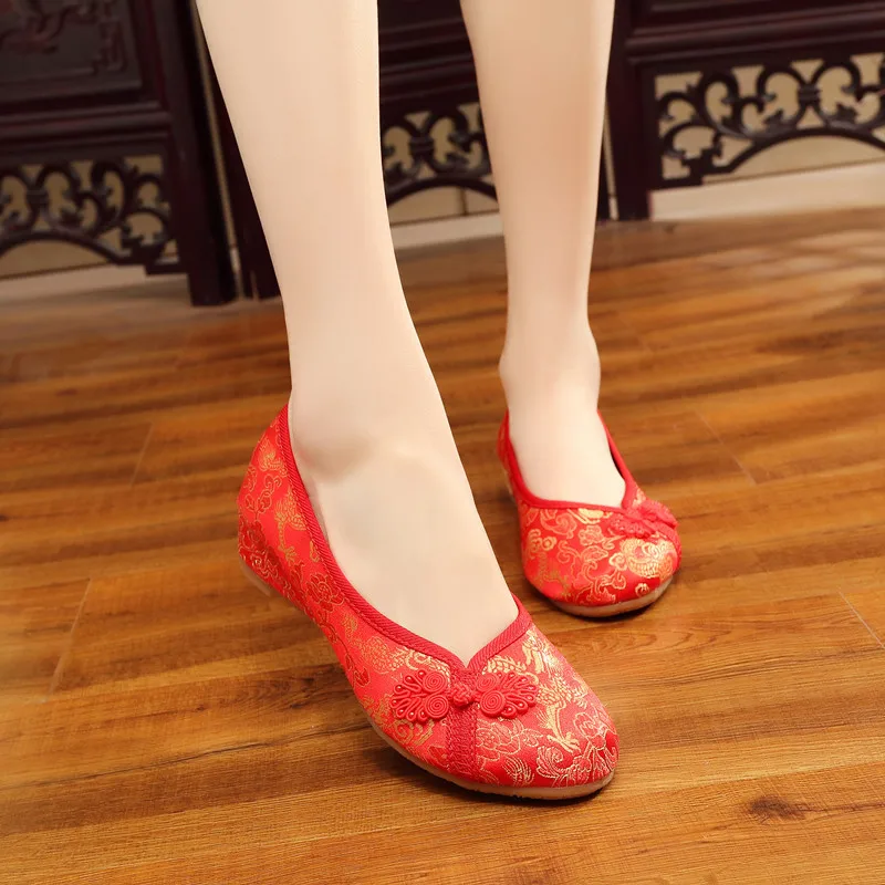 

Vintage Chinese Style Women Silk Embroidered Red Wedding Shoes High End Elegant Ladies Comfortable Bridal Flat Shoes