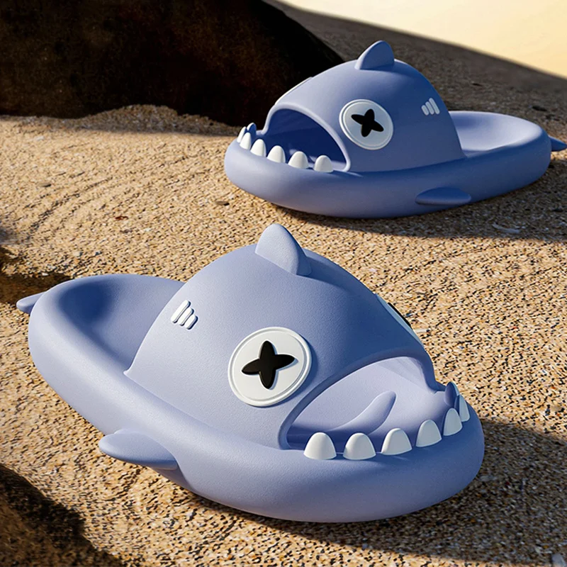 

Новинка 2023, дизайнерские женские тапочки в виде акулы, летние шлепанцы на платформе для ванной комнаты, Мультяшные парные модные мужские туфли