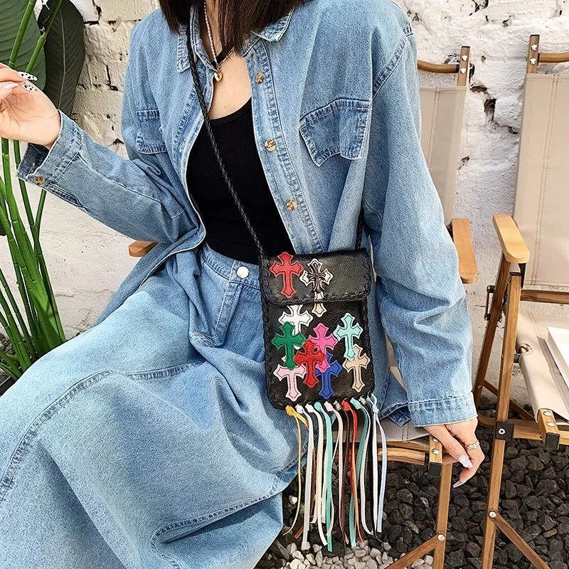 

Fashionable colored Black and White tassels personalized versatile messenger bag Women 2023 New Personality Cross Body