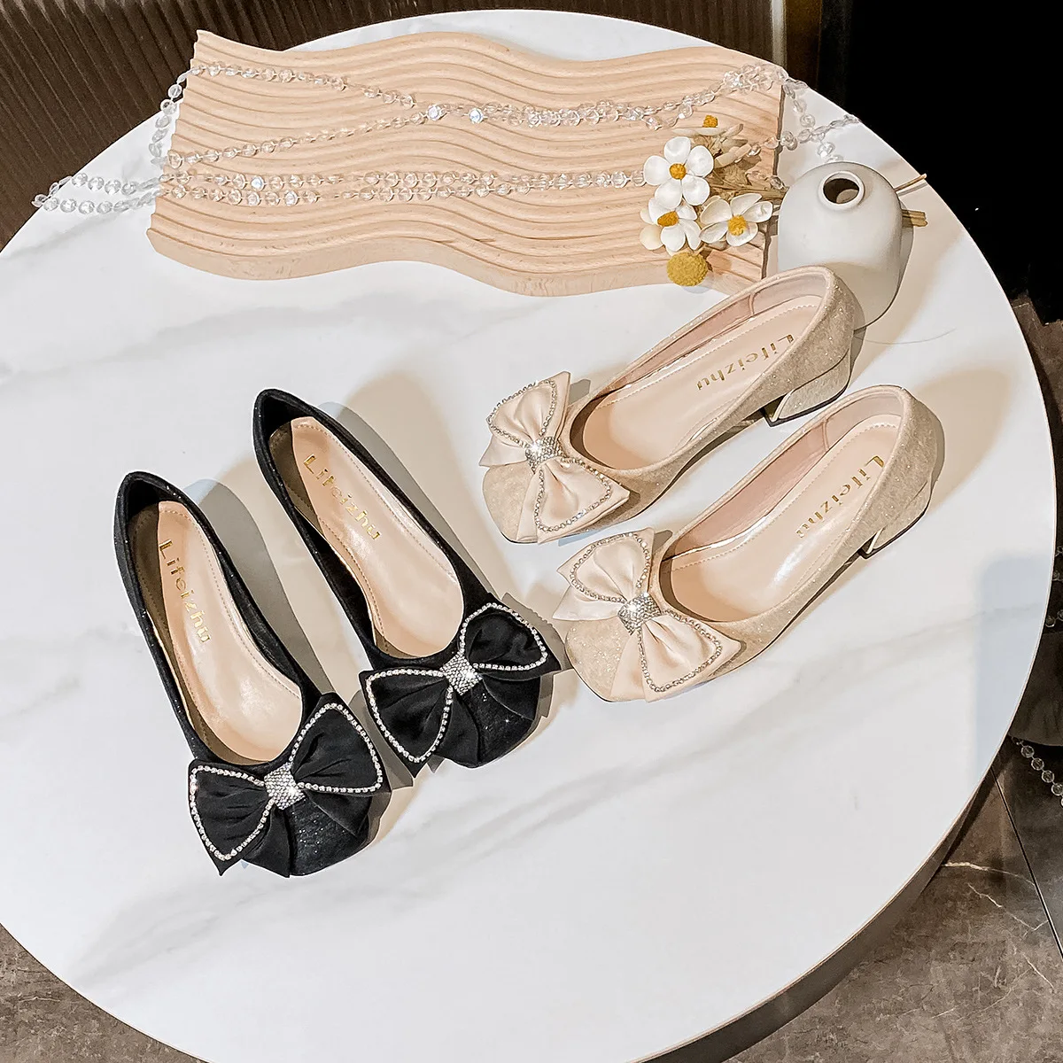 Женские туфли-лодочки с бантом на среднем каблуке